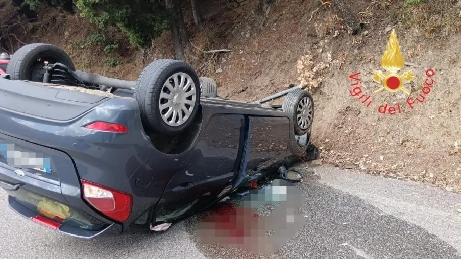 images Incidente stradale a Fossato Serralta, auto si ribalta: conducente trasferito in Ospedale