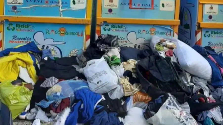 images Raccolta indumenti usati da riciclicare a Catanzaro, in Via Teti i segni di... buon cuore e disservizio