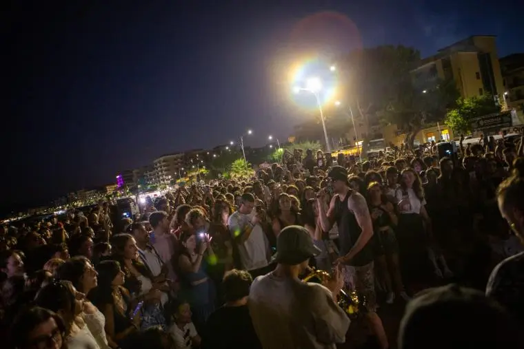 In centinaia per Carl Brave a Catanzaro: un abbraccio di note e mare per una serata indimenticabile