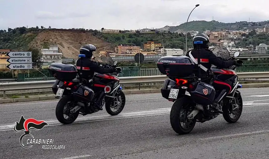 Reggio, evade dai domiciliari e tenta la fuga ma viene bloccato dai carabinieri