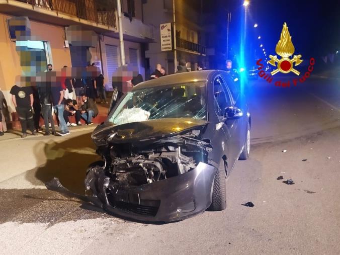 images Incidente stradale tra due auto a Botricello: i feriti in ospedale 