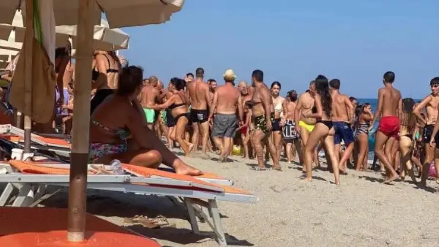 Ferragosto di paura a Giovino: maxi rissa tra i bagnanti
