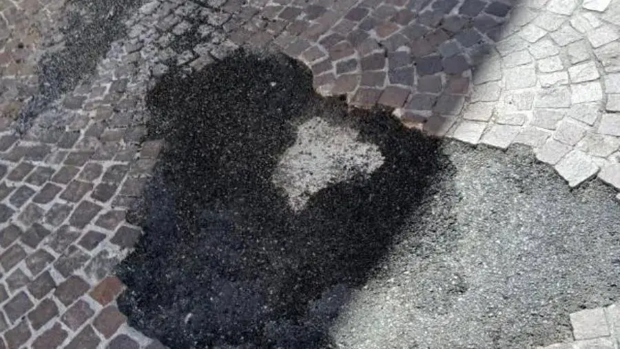 Catanzaro, quando la pezza è peggiore del buco: la fossa davanti alla chiesa di S. Nicola sprofonda 