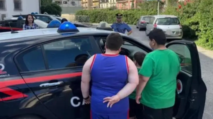 Isola Capo Rizzuto, i carabinieri ricevono in caserma i bimbi della Cooperativa “Medihospes” 