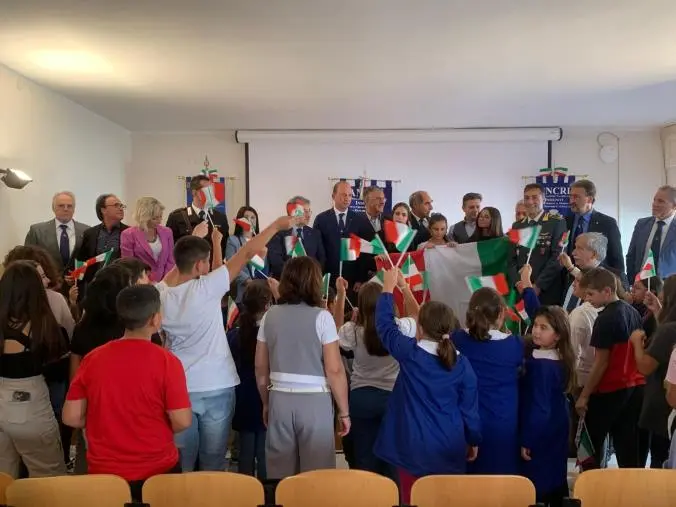 images Consegnato il Tricolore all'Istituto Comprensivo di Cropani alla presenza di tanti allievi 