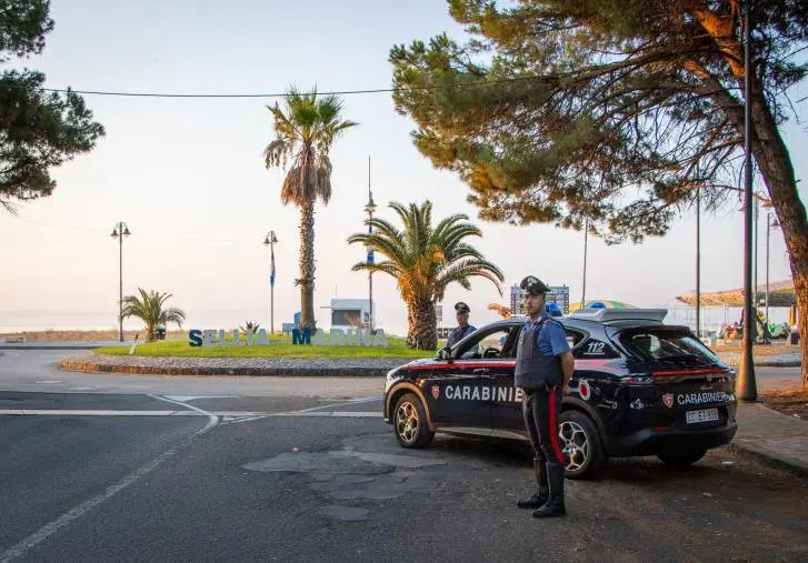 Movida, a Sellia Marina sequestrati distributori di alcol fuori orario: multa di 5mila euro
