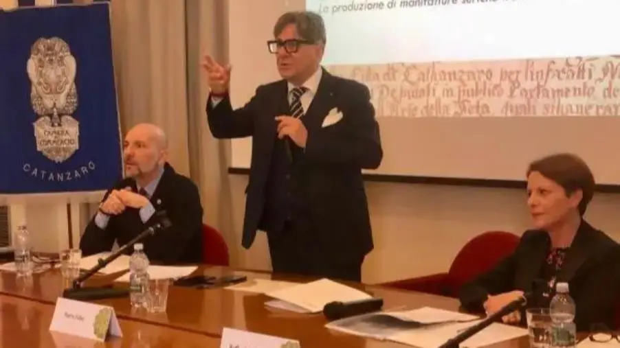 Catanzaro, la Camera di commercio rilancia la sua biblioteca: inaugurata la mostra "Scampoli di memoria“
