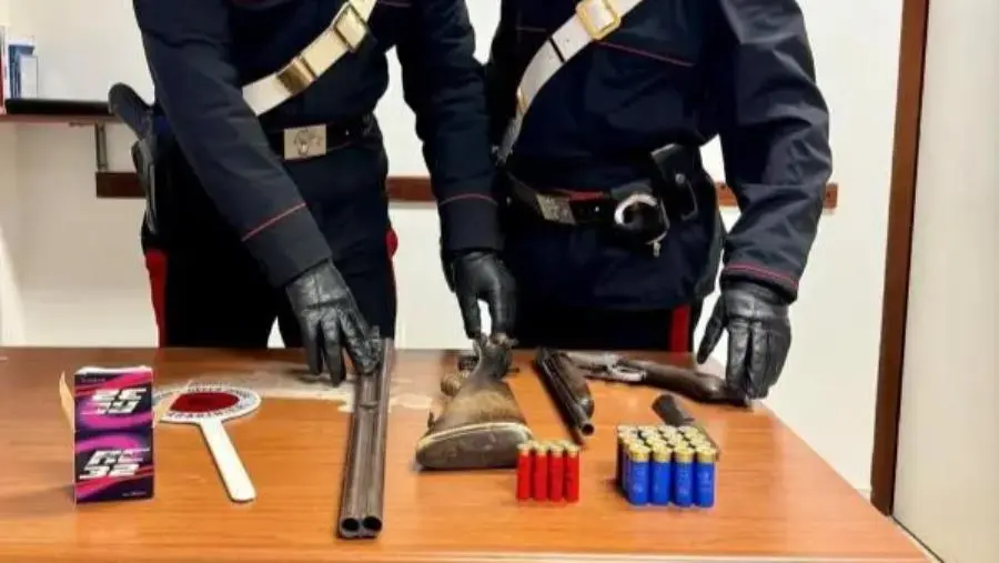 Ciro’ Marina, utilizzava il garage per custodire armi e munizioni: arrestato 