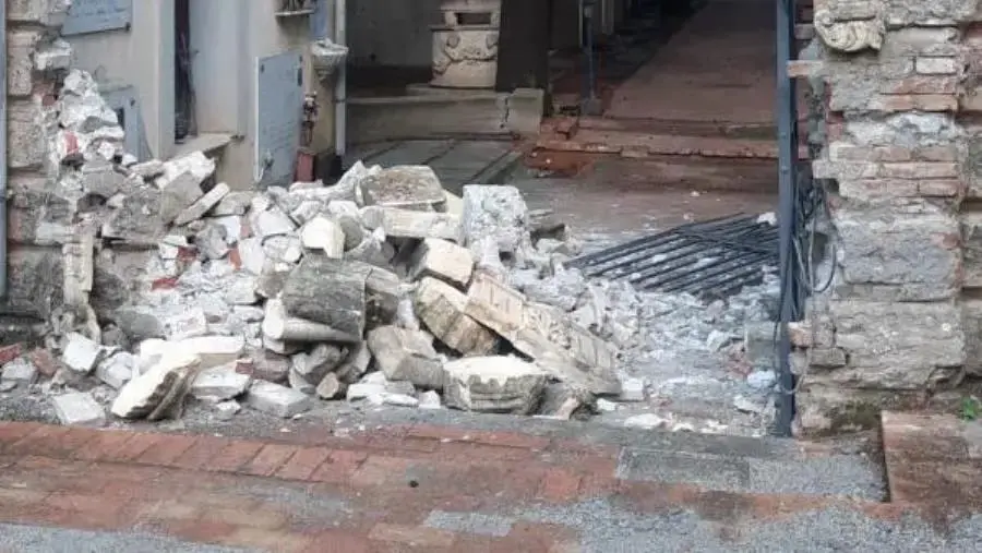 Caulonia, un’auto finisce contro il cimitero: chiuso temporaneamente 