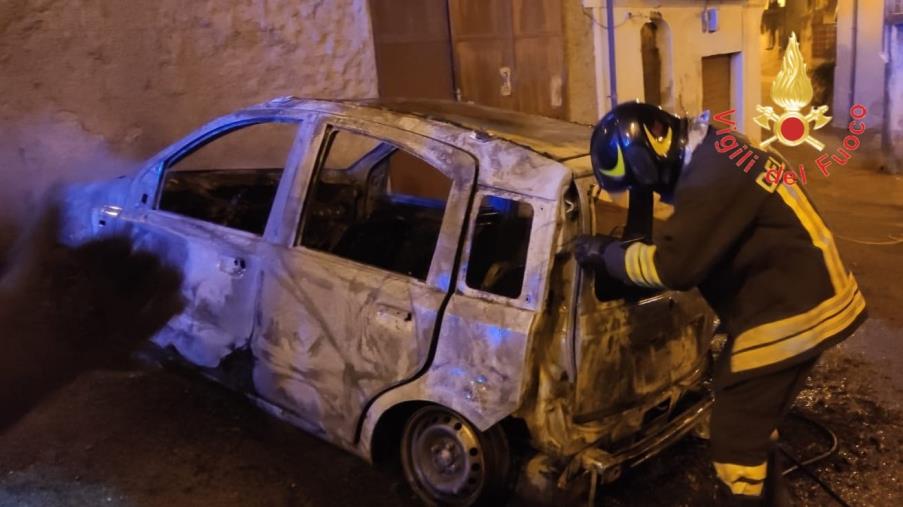 images Lamezia Terme, incendiata un'auto in via Belvedere: scattano le indagini  