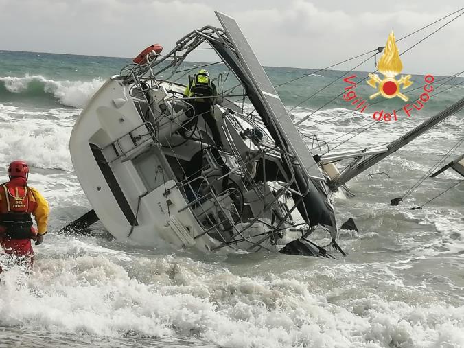 images Catanzaro. Una barca spiaggiata in località Bellino: era stata utilizzata dai profughi 