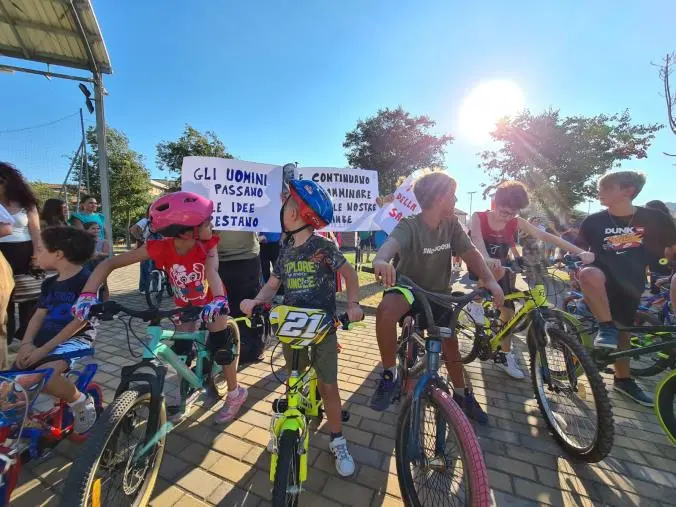 Grande successo per “Pedalando per la legalità”: oltre 50 bambini in bicicletta al Parco Gaslini