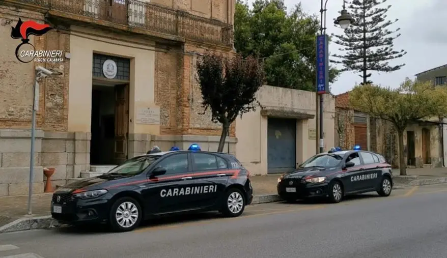 Aggrediscono e minacciano un giostraio per impedirgli di lavorare a Taurianova: 2 arresti