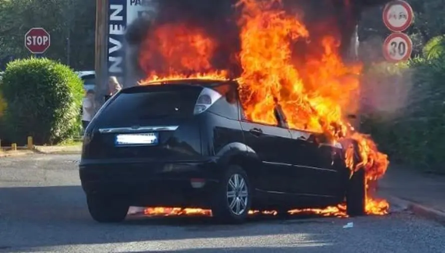 Tragedia sfiorata a Catanzaro, auto nel traffico prende fuoco: proprietari in salvo  (VIDEO)