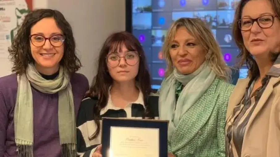 Nuovo logo per il Liceo “Siciliani-De Nobili”, premiata studentessa di grafica per la realizzazione