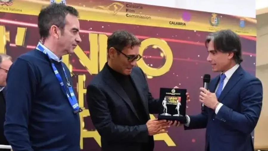 A Marco Liorni i Bronzi di Riace realizzati da Michele e Antonio Affidato