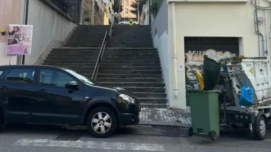images Catanzaro, scalinate di via Milano pulite solo in alcune aree: i dubbi dei residenti