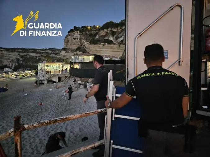 Vibo, sequestrati stabilimenti balneari abusivi sulla costa: restituiti oltre 5.000 mq di spiaggia alla collettività