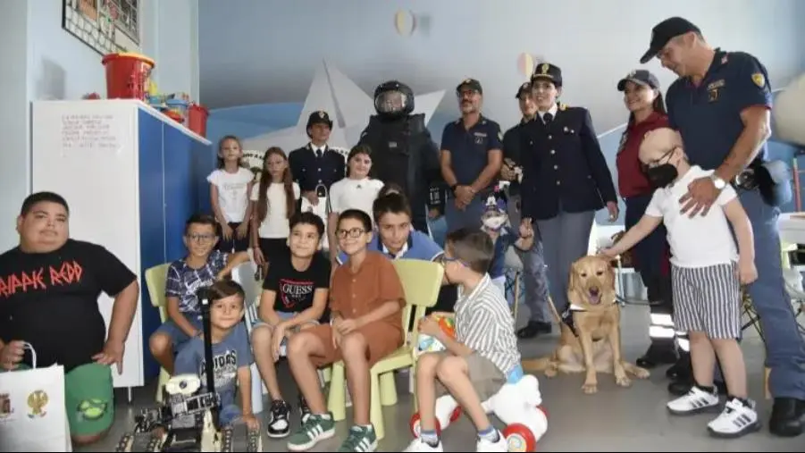 Catanzaro, "Sorrisi in divisa": la Polizia accoglie nel quartier generale i piccoli pazienti della "Dulbecco"