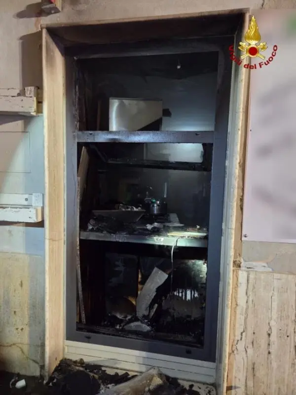 Lamezia, in fiamme laboratorio di pasticceria e una parrucchiera 