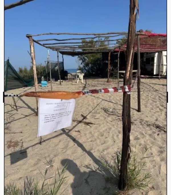 Sequestrato un campeggio in un’area sottoposta a vincolo paesaggistico nel Crotonese