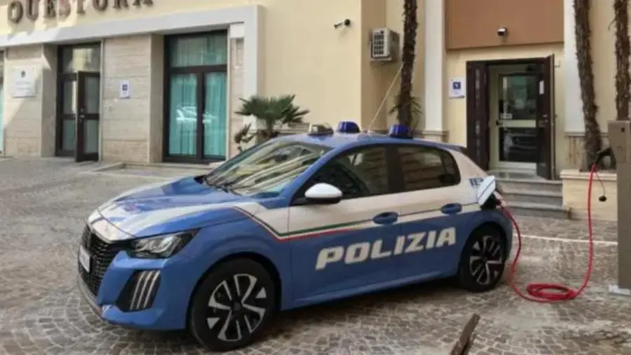 La Questura di Catanzaro sceglie la mobilità sostenibile e si dota di 2 auto 100% elettriche 