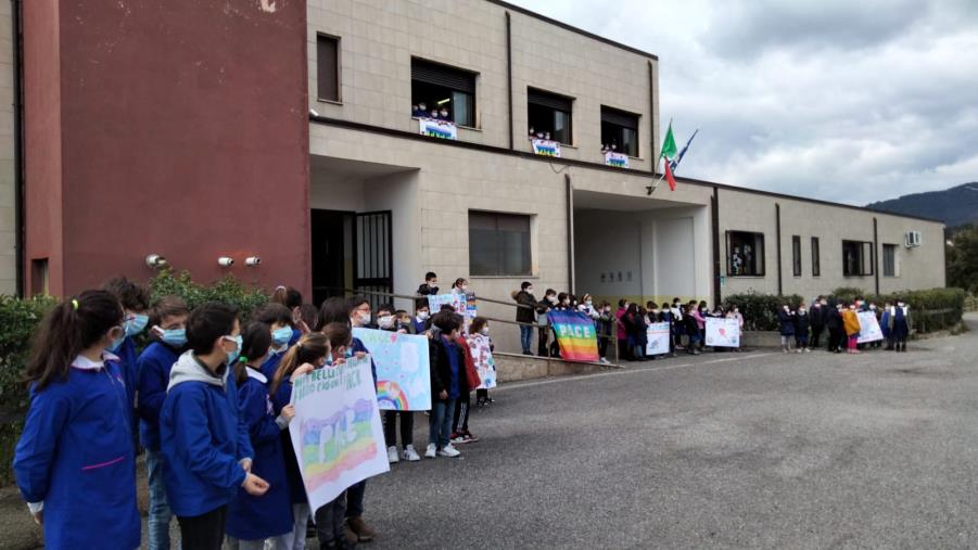 images Taverna, i piccoli alunni dell'Ic di Taverna dicono "no alla guerra" tra i mille colori dei loro lavori 