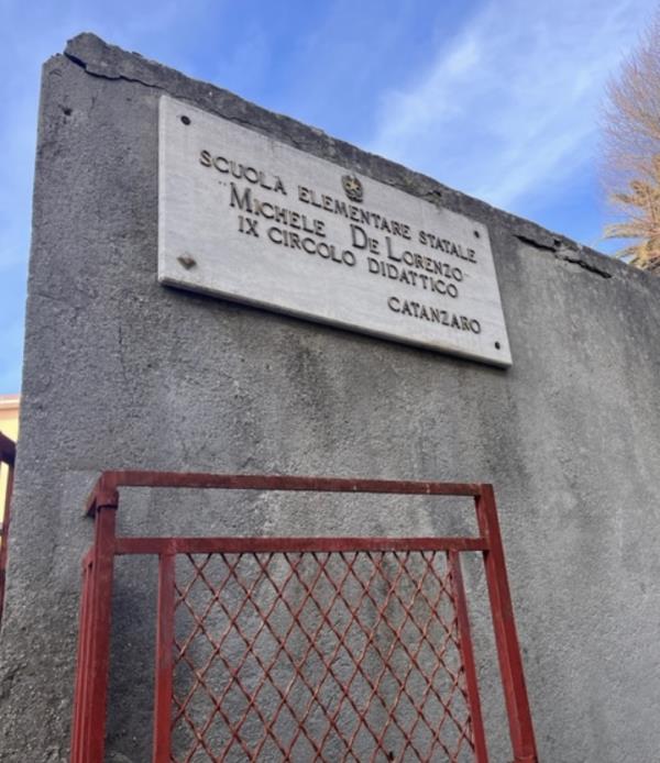 images Catanzaro, Stefano Veraldi a Gagliano: “Spazio esterno della scuola De Lorenzo in condizioni di degrado”