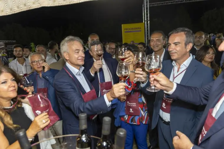 images In seimila per la prima giornata del Vinitaly and the city-Calabria in Wine