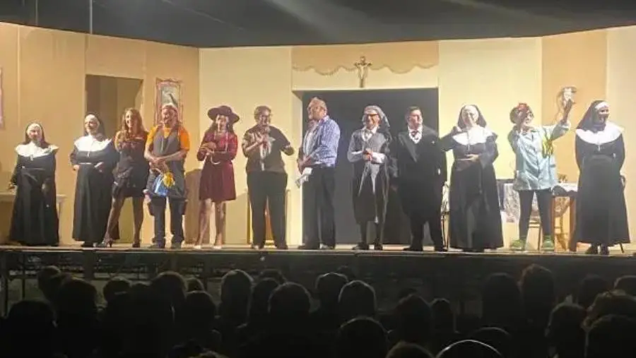 “Sister Azz” conquista Roccelletta di Borgia: successo strepitoso per la commedia di Piero Procopio