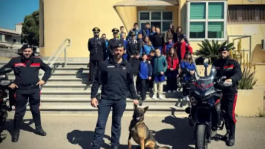 Cirò Marina, la caserma dei carabinieri apre le porte ai ragazzi del Comprensivo "Lilio" 