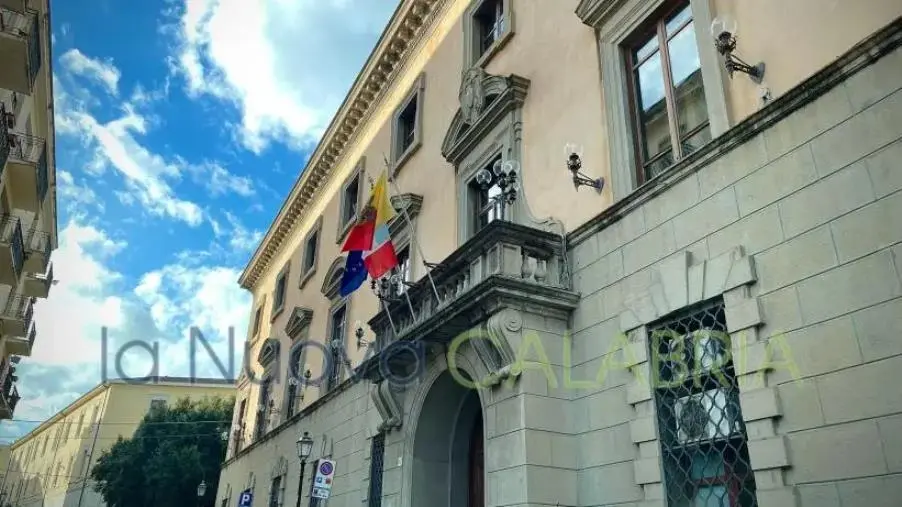 Acqua nel centro storico di Catanzaro, in corso operazione per la normalizzazione del servizio 