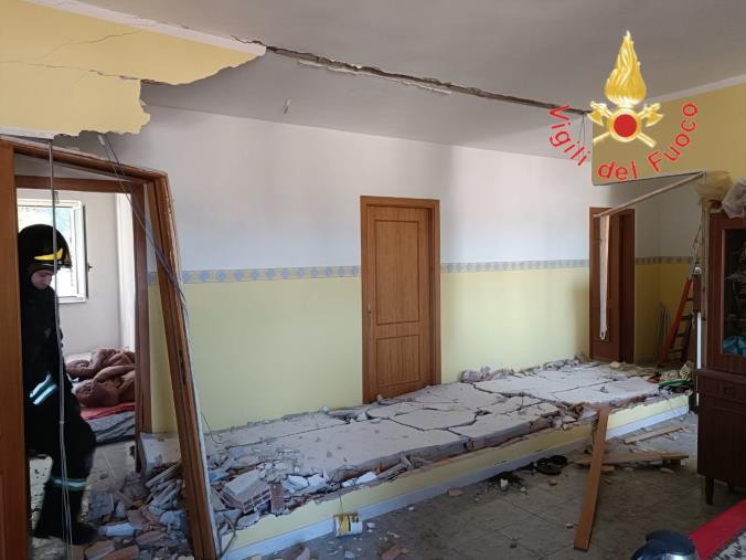 images Esplosione in una palazzina nel Cosentino: ferite due persone