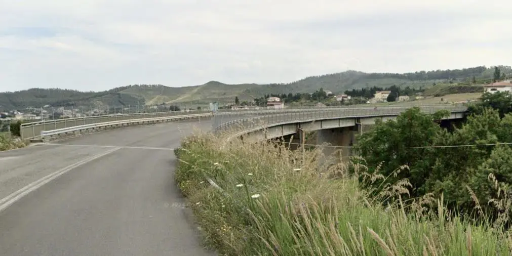 Catanzaro, apprensione per un tentato suicidio dal ponte sul Castace: salvato dai passanti