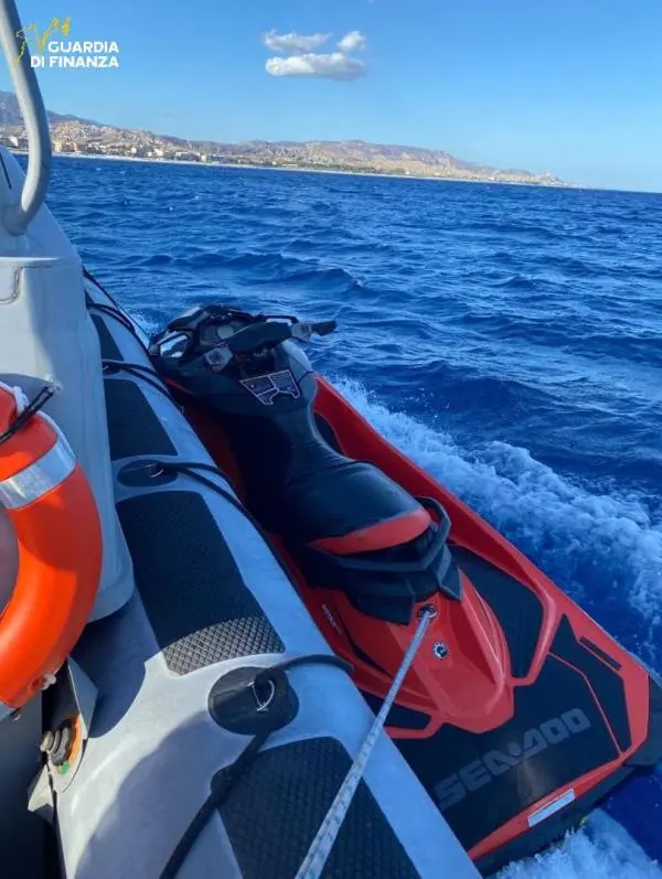 Vibo, moto d'acqua alla deriva: bagnante salvato dalla Guardia di Finanza  