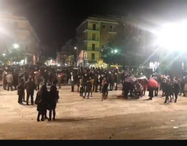 Sardine, in centinaia in piazza: “Cosenza non abbocca”