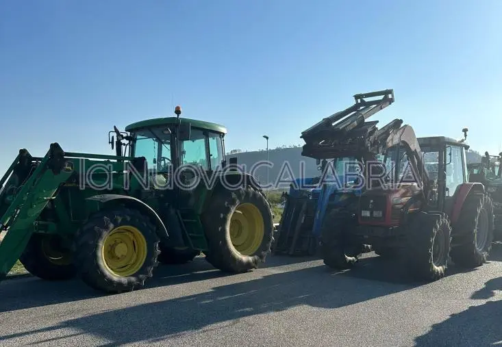 images Nuova protesta degli agricoltori calabresi: bloccato l'accesso alla Cittadella Regionale 