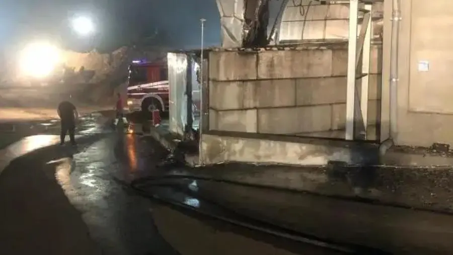 Cittanova, in fiamme il capannone adibito alla raccolta dei rifiuti 