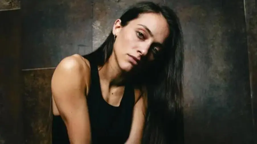 "Lontana da qui", l’EP che cerca risposte senza scorciatoie: la cantautrice Paola Pizzino chiude il cerchio venerdì 16 maggio