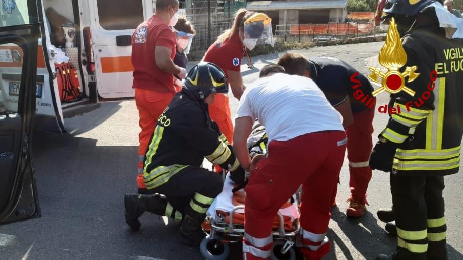 images Incidente a Davoli tra due veicoli: un ferito 