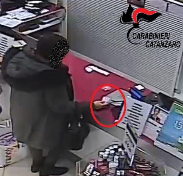 Fanno shopping con carta di credito rubata: tre denunciati a Catanzaro 