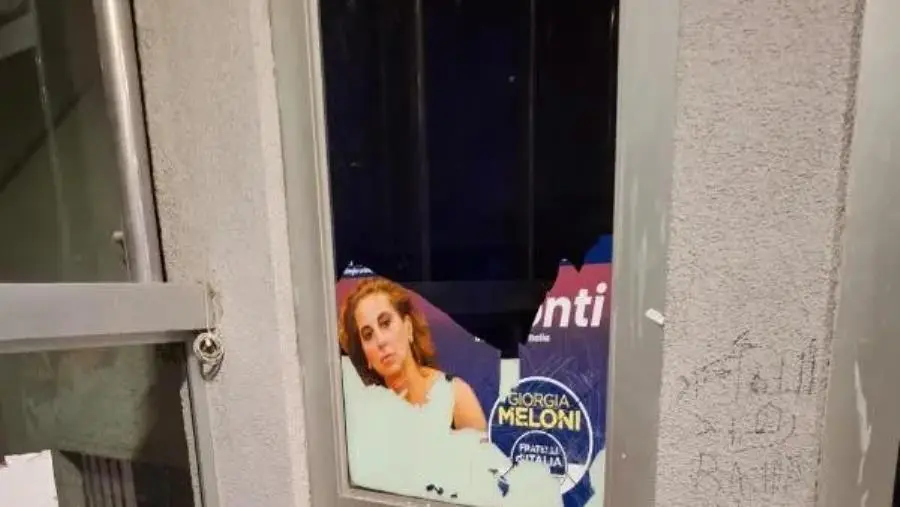 Vandalizzata la sede di Fratelli d’Italia in Galleria Mancuso a Catanzaro: indagini in corso
