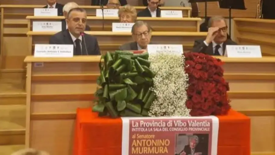 Intitolata l'aula consiliare della Provincia di Vibo ad Antonino Murmura: il discorso di L’Andolina