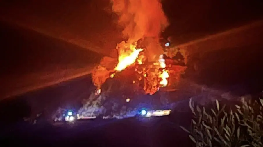 Magisano, vasto incendio lungo la Provinciale 25: Vigili del Fuoco in azione