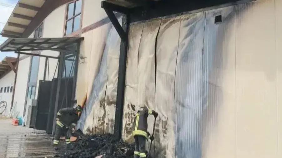 Incendio in un capannone nel Catanzarese: in corso verifiche per risalire all'origine del rogo