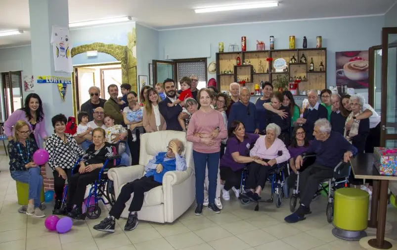 Abbraccio intergenerazionale a CasaPaese: i bambini incontrano gli anziani affetti da demenza