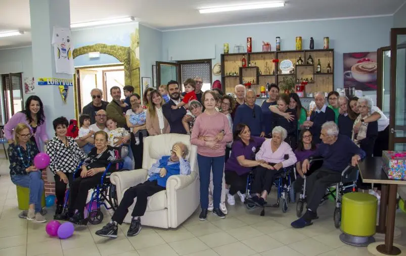 images Abbraccio intergenerazionale a CasaPaese: i bambini incontrano gli anziani affetti da demenza