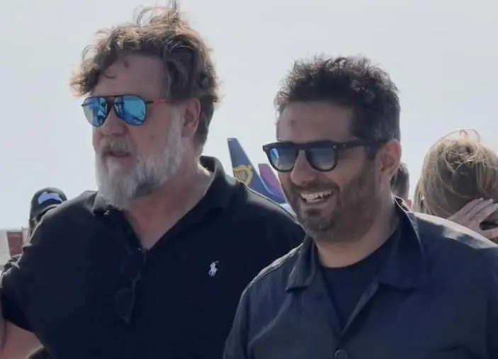 images Russell Crowe è atterrato in Calabria, domani al San Giovanni l’incontro con la stampa