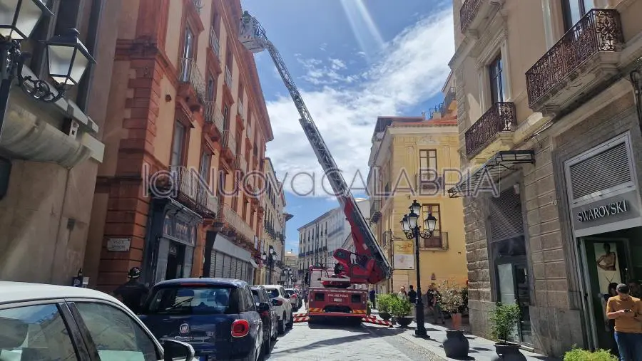 Si sfalda il cornicione di un palazzo storico: tragedia sfiorata sul Corso di Catanzaro