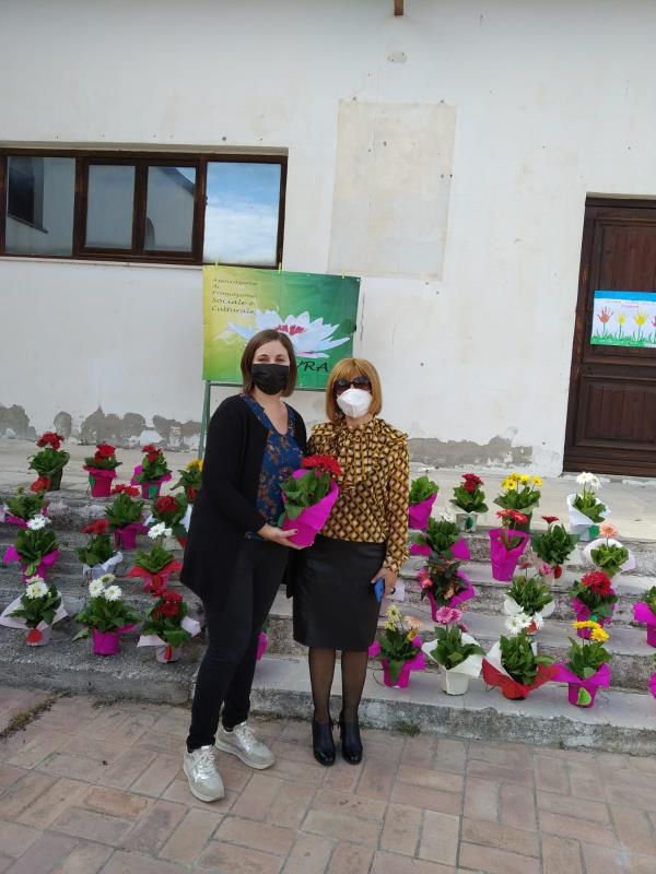 images Cropani. 170 piantine per sostenere il Centro “Bella Piazza”: l'associazione “Ginevra” celebra tutte le mamme